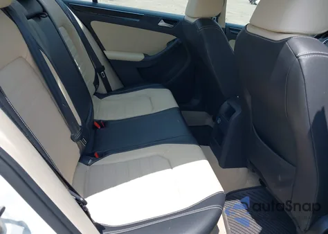 2015 Volkswagen Jetta 1.8T Sel z USA, uszkodzony, nr VIN 3VWL17AJ9FM400023